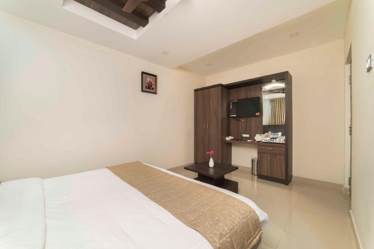 Hotel Sami V Landmarks Arantangi Exterior photo